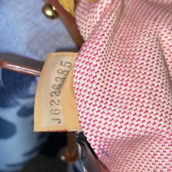 Dooney & Bourke Yellow Leather Shoulder Bag and Kick lock coin - Picture 9 of 13